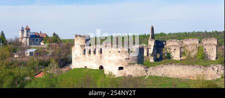 Frühlingsblick auf die Ruinen der Burg Sydoriv (erbaut in den 1640er Jahren) und die Kirche Katolitzki (erbaut 1730-1741). Dorf Sydoriv, 7 km südlich von Husiatyn, Stockfoto