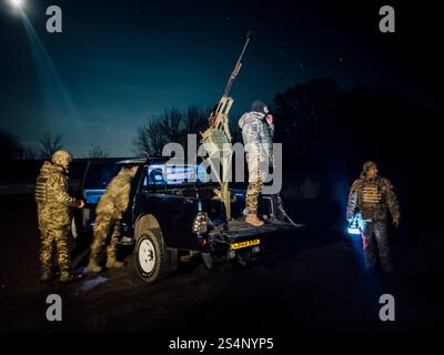 Adrien Vautier/Le Pictorium - Krieg in der Ukraine. November 2024. Ukraine/Sumy - diese Einheit der 117. Territorialen Verteidigungsbrigade von Sumy jagt Shahed-Drohnen am Himmel der Stadt. Sie benutzen ein Maschinengewehr, das aus einem russischen Panzer gerettet wurde, um die Stadt zu schützen. Sumy, 19. November 2024. Quelle: LE PICTORIUM/Alamy Live News Stockfoto