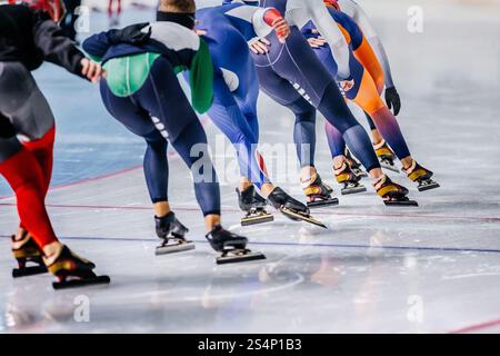 Massenstartrennen im Schnelllauf für Männer in der Rückansicht Stockfoto
