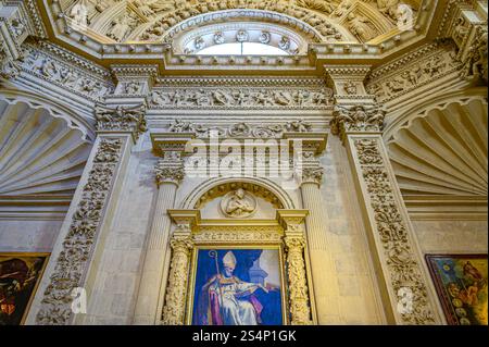 Wunderschöne Steinschnitzereien und ein Oberlicht in der Wand eines historischen Gebäudes. Dekorative Merkmale eines berühmten Wahrzeichens. Stockfoto