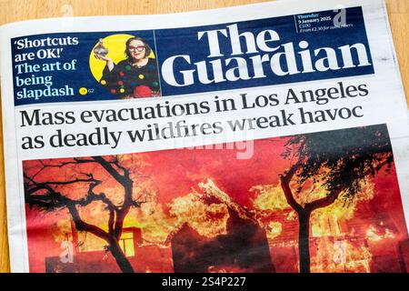 9. Januar 2025. Schlagzeile in Guardian ist die Evakuierung von Massenevakuierungen in Los Angeles, da tödliche Waldbrände verheerende Schäden anrichten. Stockfoto