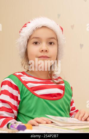 Porträt eines kleinen Mädchens in einem Silvesterkostüm auf hellem Hintergrund. Stockfoto