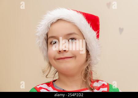 Porträt eines kleinen Mädchens in einem Silvesterkostüm auf hellem Hintergrund. Stockfoto