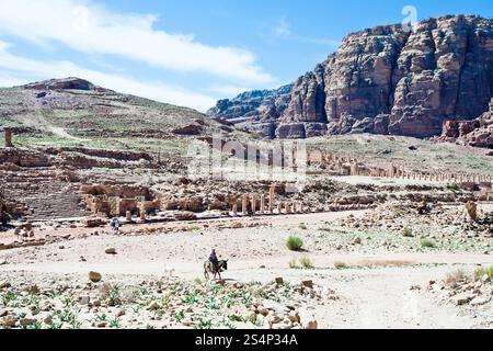 Panorama der Colonnade Street und des Großen Tempels in Petra, Jordanien Stockfoto