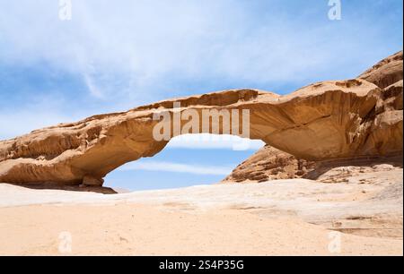 Sandstone Bridge Rock in Wadi Rum Dessert, Jordanien Stockfoto