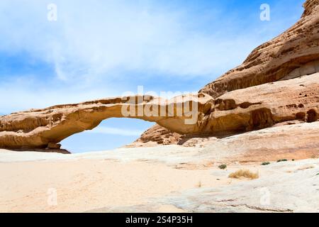 Sandstone Bridge Rock in Wadi Rum Dessert, Jordanien Stockfoto