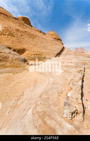 Entwässerter Wasserkanal in Sanstone von Wad iRum Dessert, Jordanien Stockfoto