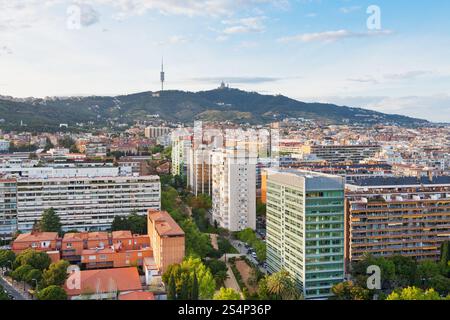 Blick auf Barcelona und den Tibidabo-Berg mit Fernsehturm und Expiatory Church of the Sacred Heart of Jesu Stockfoto
