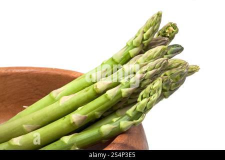 frischer grüner Spargel in Holzschale Stockfoto