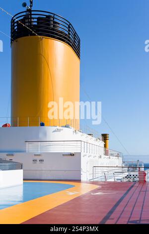 Laufstrecken im Erholungsgebiet am oberen Deck des Kreuzfahrtschiffes Stockfoto