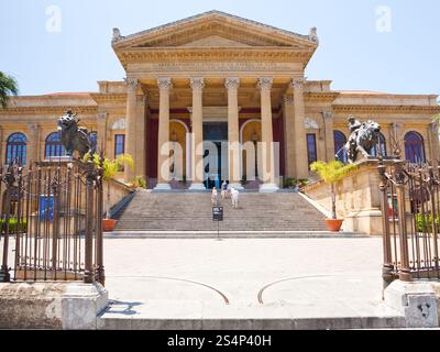 Teatro Massimo - berühmtes Opernhaus auf der Piazza Verdi in Palermo, Sizilien am 24. Juni 2011 Stockfoto