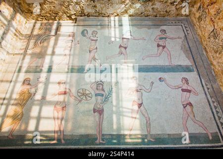 Mädchen in Bikini - altes römisches Mosaik in der antiken Villa Romana del Casale, Sizilien Stockfoto