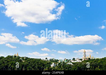 Wolken unter Höhlenkloster von Kiew, Kiew, Ukraine Stockfoto