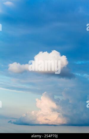 Zwei weiße Cumulus-Wolken am blauen Nachmittagshimmel Stockfoto