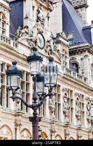 Laterne und Hôtel de Ville (Rathaus) in Paris, Frankreich Stockfoto
