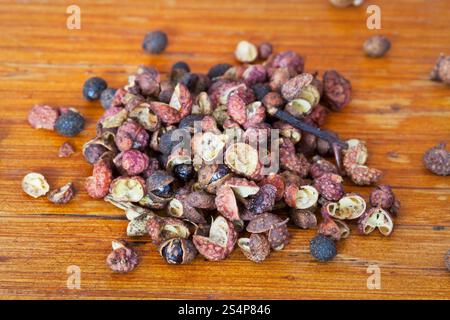 Getrocknete Schoten von Sichuan peper auf Holzbrett Stockfoto
