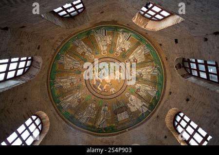 RAVENNA, ITALIEN - 4. NOVEMBER: Deckenmosaik des Arian Baptisteriums. Sie wurde von dem ostgotischen König Theoderich dem Großen am Ende des 5. Jahrhunderts errichtet Stockfoto