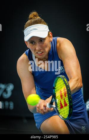 Melbourne, Australien. Januar 2025. Die belgische Elise Mertens wurde während eines Tennisspiels zwischen Belgischen Mertens und Schweizer Golubic in der ersten Runde der Damen-Singles beim Grand Slam-Tennis-Turnier „Australian Open“ am Montag, den 13. Januar 2025 in Melbourne Park, Australien, in Aktion gezeigt. Die Ausgabe 2025 des Australian Grand Slam findet vom 12. Bis 26. Januar statt. Mertens gewann mit 4:6, 7:6, 6:4. BELGA FOTO PATRICK HAMILTON Credit: Belga News Agency/Alamy Live News Stockfoto