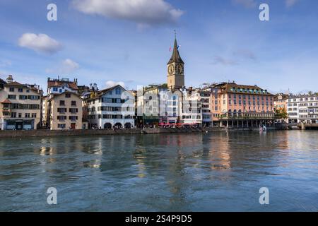 Die Skyline der Stadt Zürich an der Limmat in der Schweiz mit einem Teil der Altstadt. Stockfoto