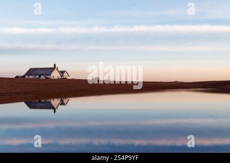 Blick auf die Shingle Street Lagoon bei Sonnenaufgang. Woodbridge, Suffolk. UK. Stockfoto