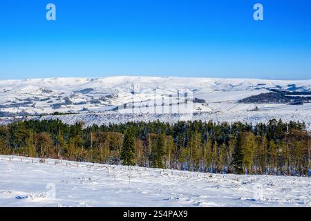 Blick auf Kinder Scout vom Bergrücken des Shining Tor im Winterschnee, Goyt Valley, Buxton, Derbyshire, Peak District Stockfoto