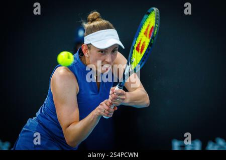 Melbourne, Australien. Januar 2025. Die belgische Elise Mertens wurde während eines Tennisspiels zwischen Belgischen Mertens und Schweizer Golubic in der ersten Runde der Damen-Singles beim Grand Slam-Tennis-Turnier „Australian Open“ am Montag, den 13. Januar 2025 in Melbourne Park, Australien, in Aktion gezeigt. Die Ausgabe 2025 des Australian Grand Slam findet vom 12. Bis 26. Januar statt. Mertens gewann mit 4:6, 7:6, 6:4. BELGA FOTO PATRICK HAMILTON Credit: Belga News Agency/Alamy Live News Stockfoto