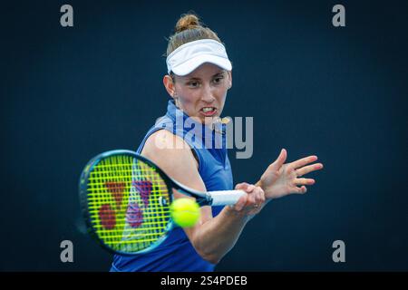 Melbourne, Australien. Januar 2025. Die belgische Elise Mertens wurde während eines Tennisspiels zwischen Belgischen Mertens und Schweizer Golubic in der ersten Runde der Damen-Singles beim Grand Slam-Tennis-Turnier „Australian Open“ am Montag, den 13. Januar 2025 in Melbourne Park, Australien, in Aktion gezeigt. Die Ausgabe 2025 des Australian Grand Slam findet vom 12. Bis 26. Januar statt. Mertens gewann mit 4:6, 7:6, 6:4. BELGA FOTO PATRICK HAMILTON Credit: Belga News Agency/Alamy Live News Stockfoto