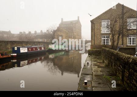 Ein nebeliger Tag auf dem Leeds-Liverpool Canal in Skipton, North Yorkshire, Großbritannien Stockfoto