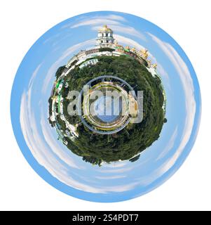 kleine Planeten - isoliert sphärischen Panorama der Riverside Dnjepr mit Kiew Pechersk Lavra auf weißem Hintergrund Stockfoto