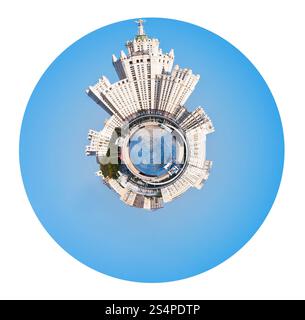 Little Planet - städtisches sphärisches Stadtbild Moskaus mit Stalins Hochhaus auf Kotelnicheskaya-Damm isoliert auf weißem Hintergrund Stockfoto