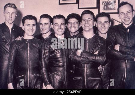 Der britische Rennfahrer und Motorradrennfahrer John Norman Surtees (rechts) mit den Kollegen des MV Agusta Motorcycle Racing Teams, Italien 1958 Stockfoto