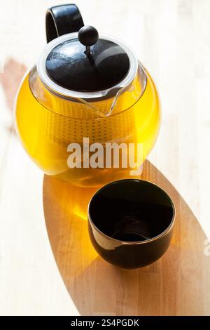 grüner Tee im Glas Teekanne und schwarzen Trinkschale Stockfoto