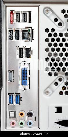 Motherboard-Anschlüsse auf der Rückseite des Computers hautnah Stockfoto