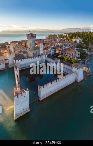 Luftaufnahme von Sirmione und castello Scaligero bei Sonnenuntergang. Sirmione, Gardasee, Lombardei, Brescia, Italien, Europa. Stockfoto