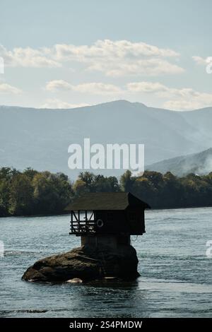 Auf einem kleinen felsigen Felsvorsprung mitten im gewundenen Drina-Fluss mit klarem türkisfarbenem Wasser, an der Grenze von Serbien und Bosnien in Bergen, wunderschön Stockfoto