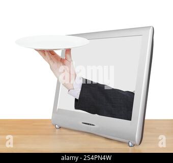 männliche Hand mit leeren flache weiße Teller lehnt TV Bildschirm isoliert auf weißem Hintergrund Stockfoto