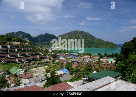 Der Blick vom Aussichtspunkt auf die Stadt Ko PhiPhi auf der Insel Ko Phi außerhalb der Stadt Krabi an der Andamanensee im Süden Thailands. . Stockfoto