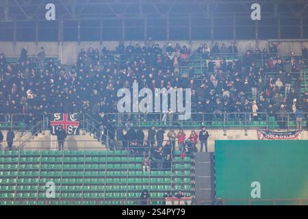 Cagliari-Fans in Mailand während des Fußballspiels der Serie A Enilive 2024/2025 zwischen Mailand und Cagliari im Giuseppe Meazza-Stadion in Mailand, nein Stockfoto