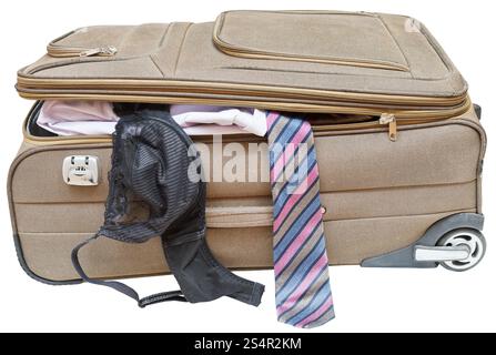 Textil-Koffer mit Fell, männliche Krawatte und weibliche BH isoliert auf weißem Hintergrund Stockfoto