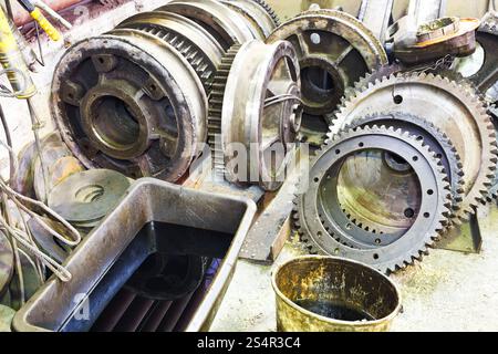 Zahnräder der zerlegten Motor Stock in mechanischen Dreherei Stockfoto