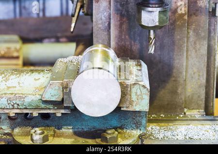 Metallteil und Übung der Drehbank Bohrmaschine hautnah in Schlosserei Stockfoto