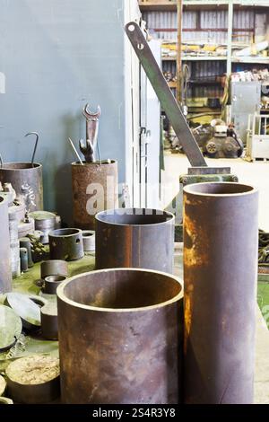 Metallwerkzeuge und Werkstück auf Werkbank in Dreherei Stockfoto