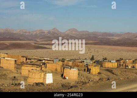 Die Schilfhütten, die den größten Teil der Stadt Aussenkehr im Süden Namibias bilden Stockfoto