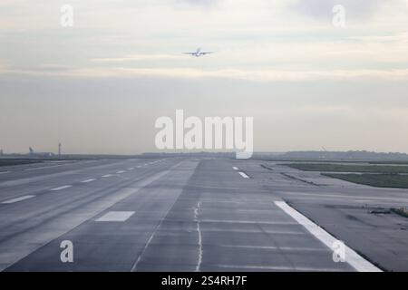 07.10.2024, Paris, FRA - Flugzeug ist gerade vom Flughafen Charles de Gaulle gestartet. Abgehoben, Airline, aufwaerts, aussen, Aussenaufnahme, Europa, europaeisch, Ferne, Fernreise, Flug, Flugreise, Flugverkehr, Flugzeug, Frankreich, Franzoesisch, Horizint, Luftverkehr, niemand, Paris, Passagierflugzeug, Passagiermaschine, QF, Querformat, Regen, Regenwetter, regnerisch, Reise, Schlechtwetter, Start, Startbahn, starten, Startphase, Startühase, steigen, Steigflug, Tourismus, Verkehr, Urlaub, Verkehr, Verkehrsflugzeug, Verkehrsmaschine, verreisen, Weite, Westeuropa, Wirtschaft, zivile Luftfahrt Stockfoto