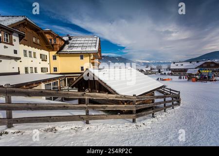 Traditionelles Chalet und Ski Resort in den österreichischen Alpen mit Schnee bedeckt Stockfoto