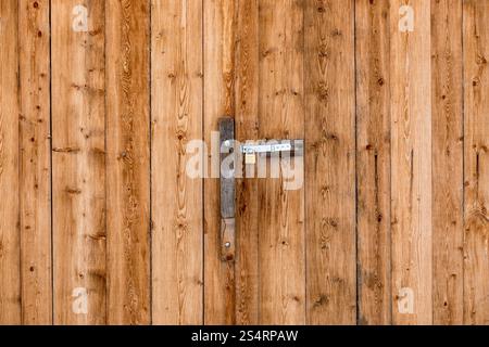 Nahaufnahme Foto von Metall Türgriff auf große Holztür Stockfoto