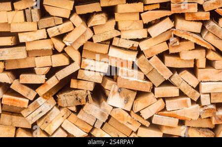 Nahaufnahme Foto von Hackgut für den Winter in Haufen gestapelt. Stockfoto