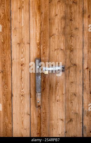 Nahaufnahme Foto Alter Türgriff auf hölzerne Scheunentor Stockfoto