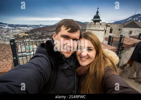 Selfie glücklich lächelnde paar gehen auf der Straße bei Salzburg, Österreich Stockfoto