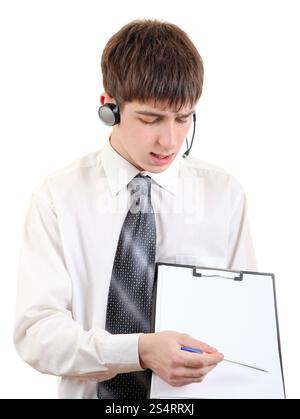 Junger Mann, der erklärt und mit dem Stift auf der leeren Zwischenablage zeigt Stockfoto